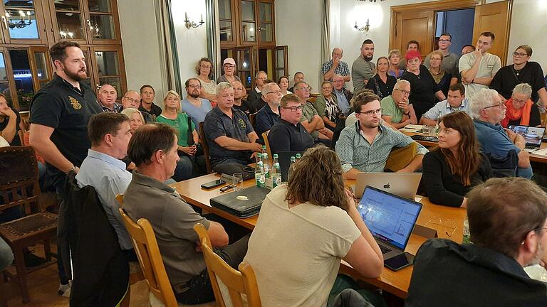 Proppenvoll war der Sitzungssaal des Volkacher Rathauses am Montagabend. Auf der Tagesordnung stand eine geplante Gemeinschaftsunterkunft für Geflüchtete, was viele besorgte Bürgerinnen und Bürger auf den Plan rief.