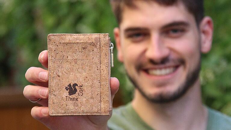 Tobias Winter, Gründer des Startups &bdquo;Acherla&ldquo; (ehemals &bdquo;ThinkCork&ldquo;) aus Bergrheinfeld  präsentiert seine Produkte aus Kork