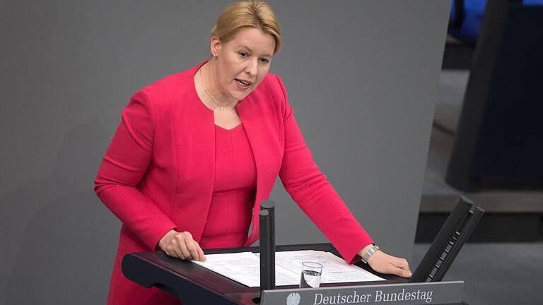 Franziska Giffey - Familienministerin Franziska Giffey (SPD) Franziska Giffey - Familienministerin Franziska Giffey (SPD)