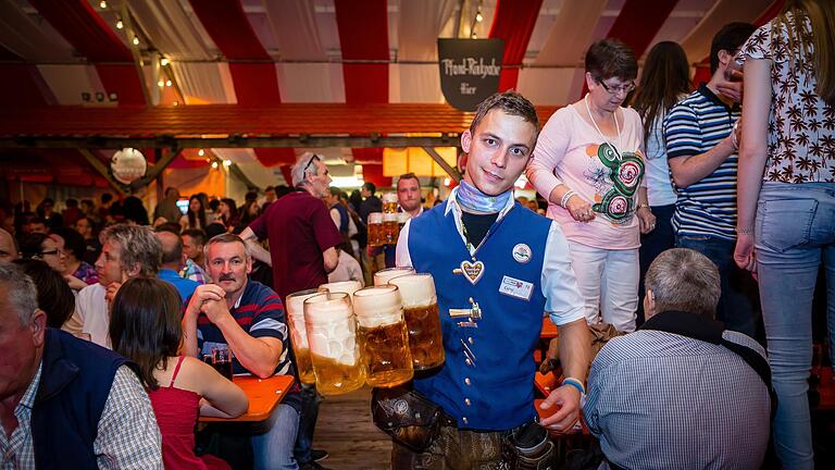 Kommt es beim Volksfest 2019 zum Krieg um Krüge? Maßen nur noch im Festzelt (Szene aus 2016) – und 'draußen' sind sie verboten?