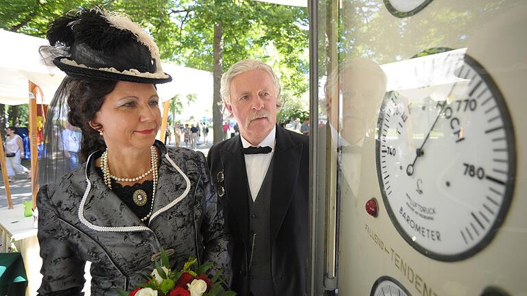 Theodor Fontane (in der Mitte sein Darsteller Jürgen Kröckel) wird beim Rakoczy-Fest gerne mit Kaiserin Auguste Viktoria (dargestellt von Karin Matthes) gezeigt. Dabei sah er die Kaiserin im wahren Leben eher kritisch.