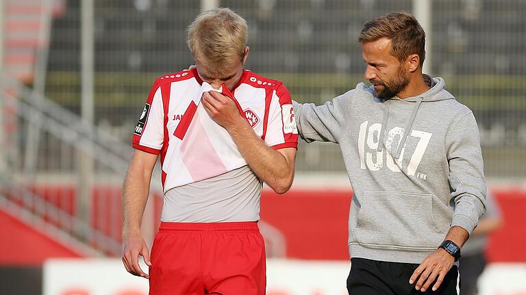 Eine Sache zwischen Trainer und Spieler: Kickers-Coach Michael Schiele (rechts) wollte nicht verraten, weshalb Club-Leihgabe Simon Rhein gegen den KFC Uerdingen nicht zum Kader gehört hatte. Eine Sache zwischen Trainer und Spieler: Kickers-Coach Michael Schiele (rechts) wollte nicht verraten, weshalb Club-Leihgabe Simon Rhein gegen den KFC Uerdingen nicht zum Kader gehört hatte.