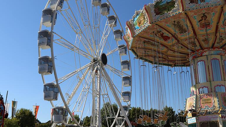 38 Meter ist das Riesenrad 'White Wheel' auf der Laurenzi-Messe in Marktheidenfeld hoch. 38 Meter ist das Riesenrad 'White Wheel' auf der Laurenzi-Messe in Marktheidenfeld hoch.