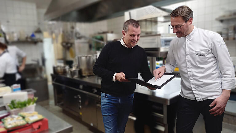 Besitzer des ausgezeichneten Restaurants, Toni Schick (links) spricht mit Küchenchef Frederik Desch die Karte durch.       -  Besitzer des ausgezeichneten Restaurants, Toni Schick (links) spricht mit Küchenchef Frederik Desch die Karte durch.