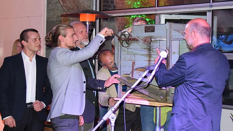 In Form einer Miniatur-Getreideputzmühle übergab die Eigentümerfamilie des Schlossguts Obbach, die Familie Schäfer, die neue Aufbereitungsanlage für Öko-Druschfrüchte. In Form einer Miniatur-Getreideputzmühle übergab die Eigentümerfamilie des Schlossguts Obbach, die Familie Schäfer, die neue Aufbereitungsanlage für Öko-Druschfrüchte.