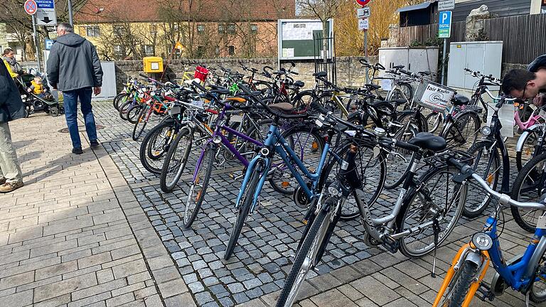 Zahlreiche gebrauchte Fahrräder verlockten zum Schnäppchen machen.