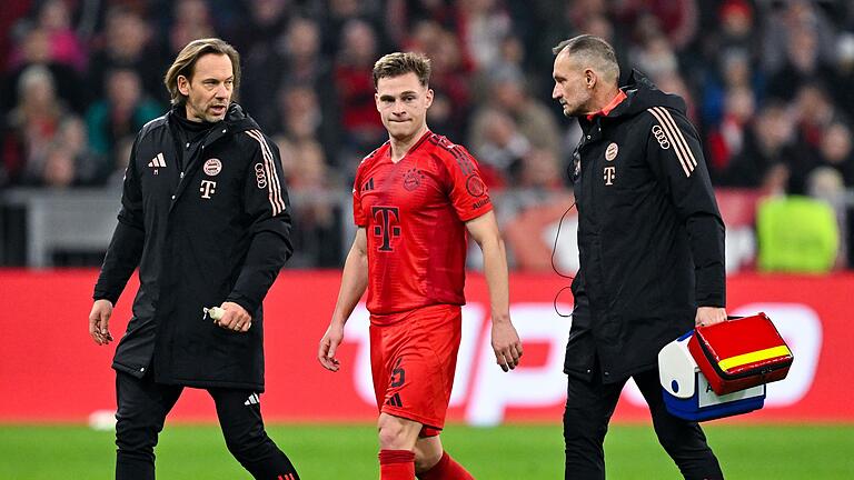 Bayern München - Eintracht Frankfurt       -  Es geht nicht mehr: Joshua Kimmich verlässt verletzt den Platz.