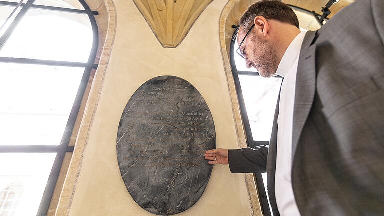 Schneewittchens Grabstein: Im Diözesanmuseum Bamberg Domkapitular Norbert Jung an der Grabplatte für Maria Sophia von Erthal.