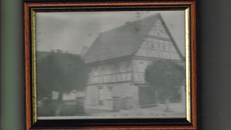 Ein altes Schwarz-Weiß-Foto zeigt, wie das Geschäft Ende der 50-er Jahre aussah: Noch stand das Fachwerkhaus alleine, ohne die späteren Anbauten.