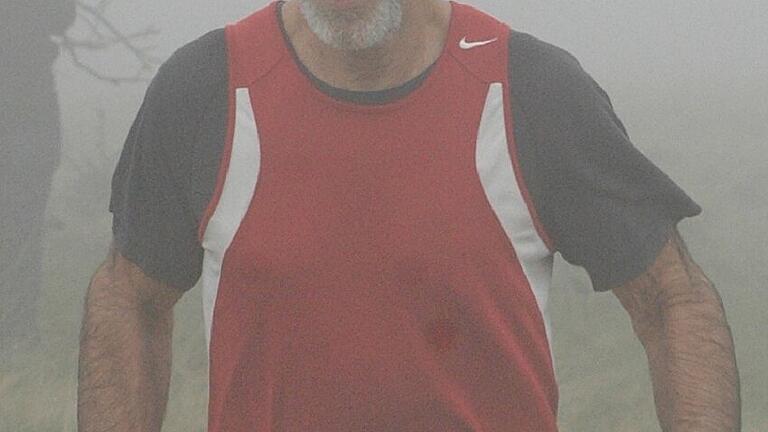 Beim Kreuzberg-Lauf im Jahr 2014 kämpfte sich Günter Straub durch dichten Nebel.