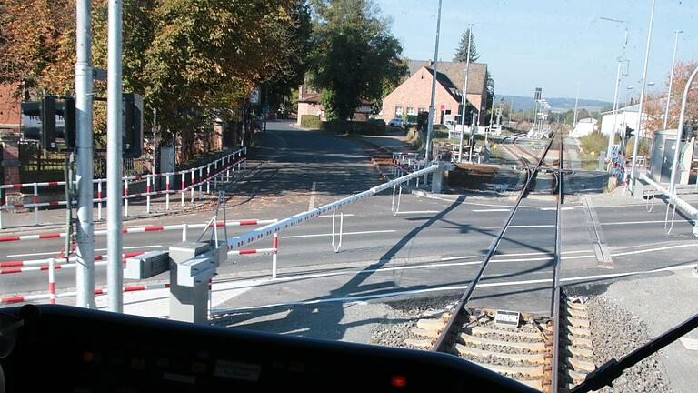 Neue Schranken und separater Fußgängerüberweg: Der Bahnübergang über die Fuldaer Straße sowie die Einfahrt in den Hammelburger Bahnhof wurden neu gestaltet. Foto: Ralf Ruppert - Neue Schranken und separater Fußgängerüberweg: Der Bahnübergang über die Fuldaer Straße sowie die Einfahrt in den Hammelburger Bahnhof wurden neu gestaltet. Foto: Ralf Ruppert Neue Schranken und separater Fußgängerüberweg: Der Bahnübergang über die Fuldaer Straße sowie die Einfahrt in den Hammelburger Bahnhof wurden neu gestaltet. Foto: Ralf Ruppert - Neue Schranken und separater Fußgängerüberweg: Der Bahnübergang über die Fuldaer Straße sowie die Einfahrt in den Hammelburger Bahnhof wurden neu gestaltet. Foto: Ralf Ruppert