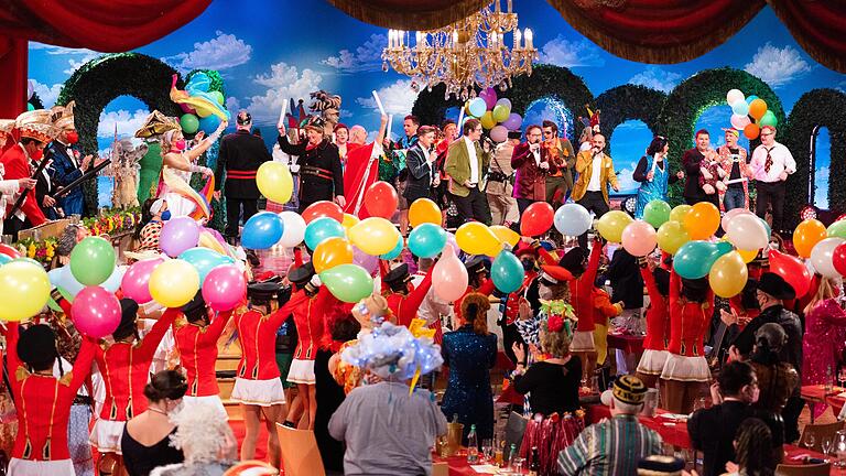 Die Akteure der BR-Sendung·'Fastnacht in Franken 2022' auf der Bühne in Veitshöchheim (Lkr. Würzburg). Die Rollen dort scheinen klar verteilt: Männer in der Bütt, Frauen in der Garde.