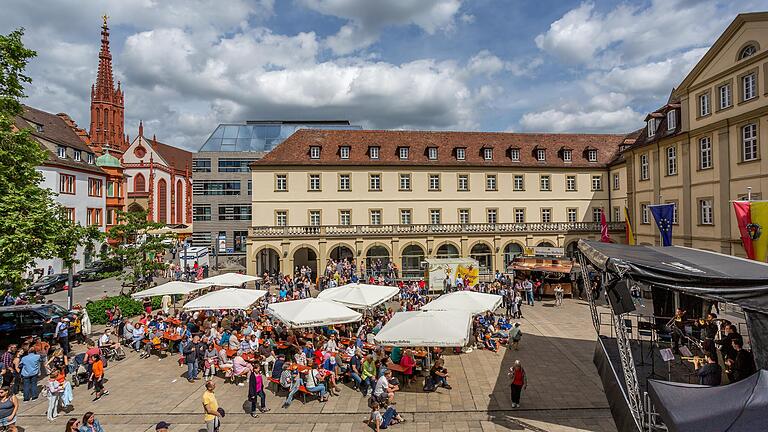 Auch im Rathausinnenhof in Würzburg gibt es zum Auftakt des Mozartfestes 2023 Musik für alle.