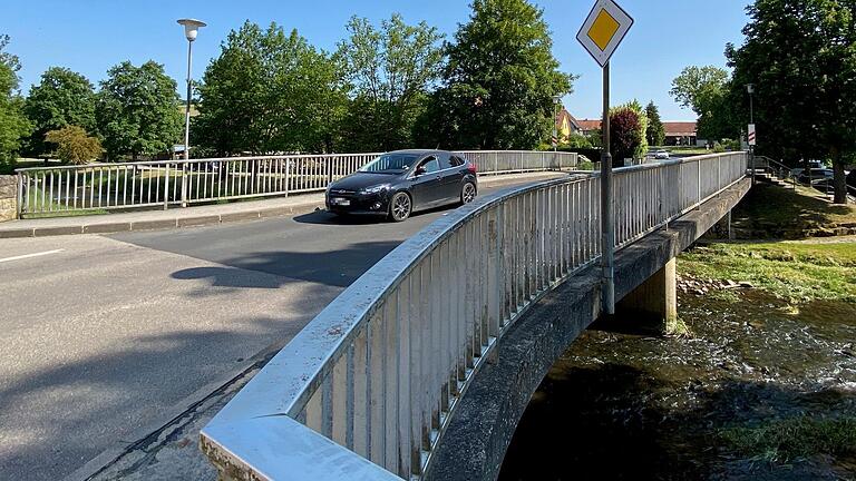 Zweite Baustelle in Ostheim: Die Streubrücke wird ebenfalls saniert, die Bahnhofstraße ist daher gesperrt. Bis voraussichtlich Oktober führt hier kein Weg mehr in die Stadt.