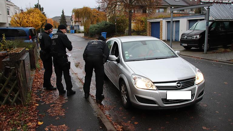 Auf der Suche nach einem entführten Mann verteilte die Bereitschaftspolizei im November Flyer in Karlstadt in der Nähe des Tatorts an Autofahrer und Anwohner. Auf der Suche nach einem entführten Mann verteilte die Bereitschaftspolizei im November Flyer in Karlstadt in der Nähe des Tatorts an Autofahrer und Anwohner.