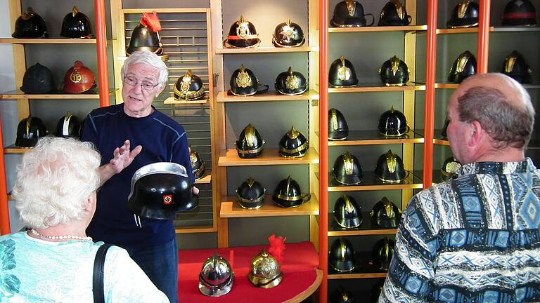 Museumsleiter Rainer Schuster (links) zeigt Helme vergangener Feuerwehrgenerationen im Museum in Mechenried (Lkr. Haßberge). Museumsleiter Rainer Schuster (links) zeigt Helme vergangener Feuerwehrgenerationen im Museum in Mechenried (Lkr. Haßberge). 