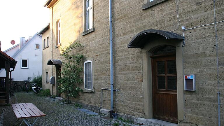 Die alte Schule in Martinsheim, in der auch der Gemeinderat seine Sitzungen hält, war wegen eines Wasserschadens im Kindergarten vorübergehend von einer Gruppe genutzt worden. Diese ist mittlerweile in ihren Gruppenraum zurückgekehrt.