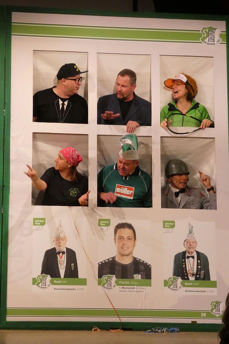 Ein lebendiges Sticker-Album, aufwendig gebastelt, war eines der Höhepunkte des diesjährigen Faschings in Büchold. Hier gaben sich die Persönlichkeiten der Ortschaft die Klinge in die Hand.
