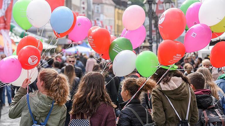 Bunt und fröhlich: So zeigte das Stadtfest auch in der Domstraße.