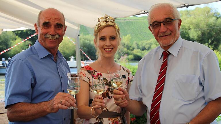 Paul Beinhofer mit Weinkönigin Klara Zehnder und dem Präsidenten des Fränkischen Weinbauverbands Artur Steinmann.