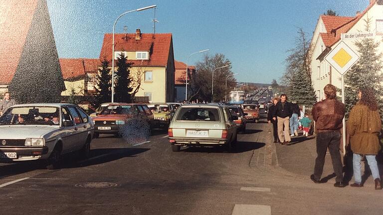 Schnell mal über die Straße gehen, das war in Mellrichstadt im Herbst 1989 nicht möglich. Dafür war die Euphorie über die offene Grenze riesengroß.