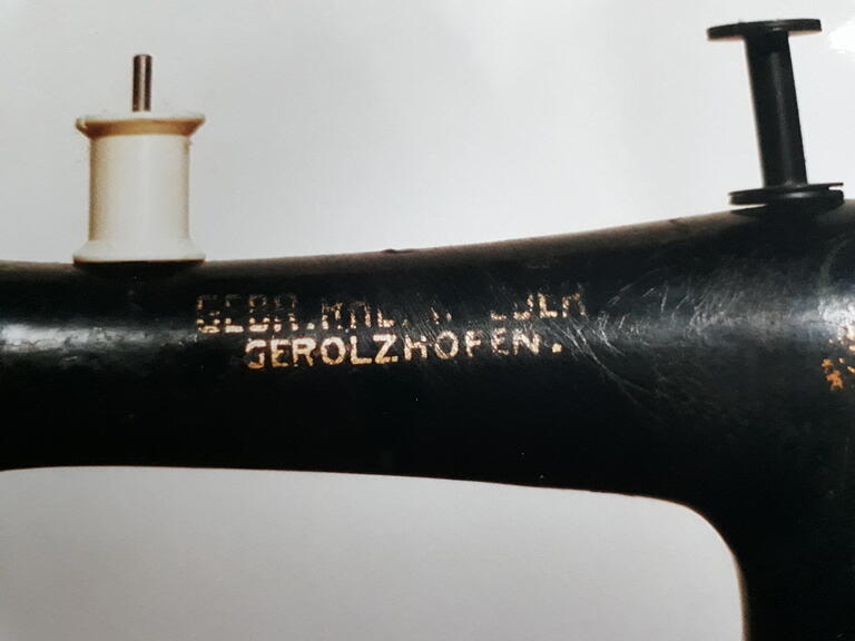 Eine Nähmaschine, die die jüdischen Nähmaschinenhändler Jakob und Samuel Rheinfelder verkauft haben. Die Inschrift lautet 'GEBR. RHEINFELDER'. Es handelt sich um das Modell 'Excella' der Firma Haid & Neu aus Karlsruhe aus den 1920-er Jahren. Die historische Maschine befindet sich in Privatbesitz. Eine Nähmaschine, die die jüdischen Nähmaschinenhändler Jakob und Samuel Rheinfelder verkauft haben. Die Inschrift lautet 'GEBR. RHEINFELDER'. Es handelt sich um das Modell 'Excella' der Firma Haid & Neu aus Karlsruhe aus den 1920-er Jahren. Die historische Maschine befindet sich in Privatbesitz.