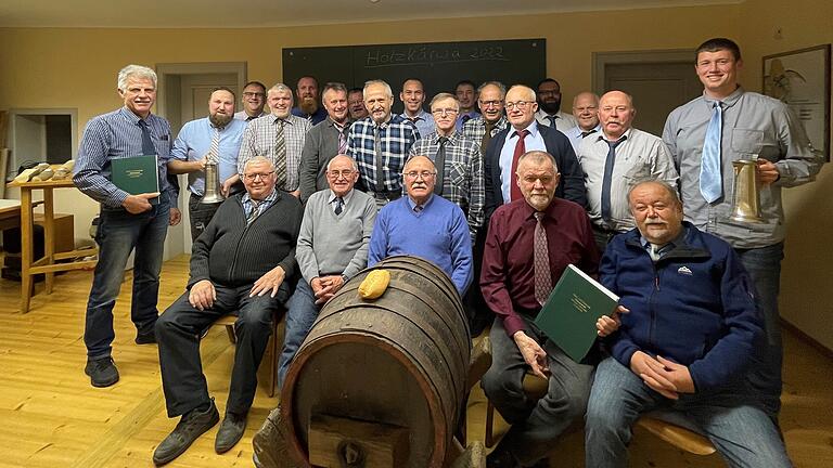 Gruppenbild mit Brötchen: Die Hübner bei der Gnodstadter Holzkirchweih 2022. Gruppenbild mit Brötchen: Die Hübner bei der Gnodstadter Holzkirchweih 2022.