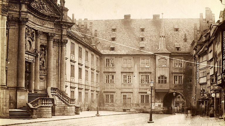 Blick in den damals (bis auf einen Torbogen) geschlossenen Kürschnerhof mit dem alten Landgerichtsgebäude als Abschluss zur Domstraße. Als Orientierungshilfe dient links das Portal der Neumünsterkirche ( Aufnahme von 1891).