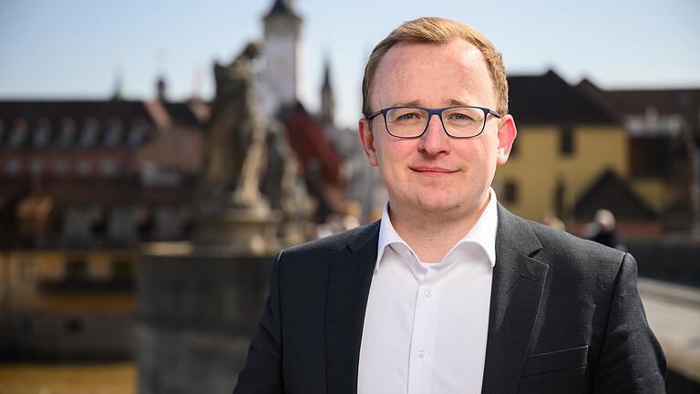 Tilman Schneider, der Pfarrer der evangelischen Kirchengemeinde Thüngen-Arnstein, verkündet die Gründung einer Pfarrei mit der Kirchengemeinde Karlstadt, deren Vakanzvertretung er im September übernehmen wird. Tilman Schneider, der Pfarrer der evangelischen Kirchengemeinde Thüngen-Arnstein, verkündet die Gründung einer Pfarrei mit der Kirchengemeinde Karlstadt, deren Vakanzvertretung er im September übernehmen wird.