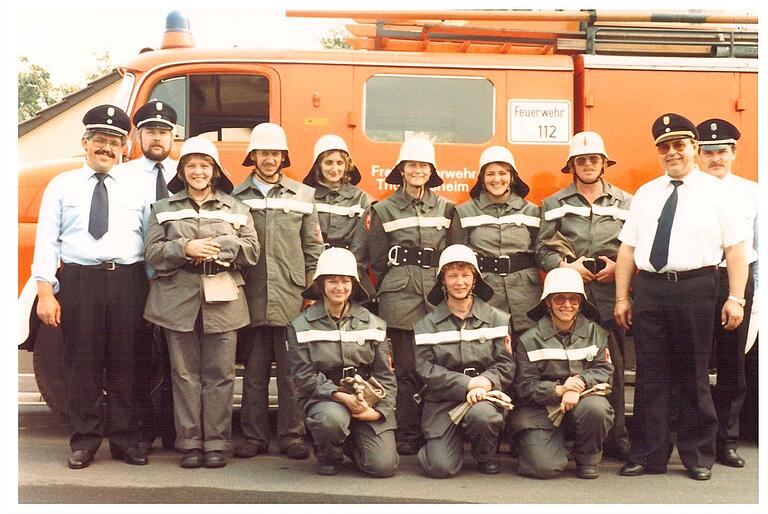 Von Maria Pröstler 1984 gegründet, waren Frauen als eine der ersten weiblichen Löschgruppen Bayerns und im Landkreis in der Feuerwehr Thüngersheim aktiv und stellten sich Leistungsprüfungen. Die Archiv-Aufnahme zeigt KBM Heiz Geißler, 2. Kommandant Heinrich Gutbrod, Gruppenführerin Maria Pröstler, Maschinist Albrecht Schmitt, Sieglinde Schmitt, Mechthild Schmitt, Ingrid Urlaub, 1. Kommandant Elmar Röhm, KBI Heinz Grund und KBM Hilmar Scheller nach bestandener Prüfung im Jahr 1987. Von Maria Pröstler 1984 gegründet, waren Frauen als eine der ersten weiblichen Löschgruppen Bayerns und im Landkreis in der Feuerwehr Thüngersheim aktiv und stellten sich Leistungsprüfungen. Die Archiv-Aufnahme zeigt KBM Heiz Geißler, 2. Kommandant Heinrich Gutbrod, Gruppenführerin Maria Pröstler, Maschinist Albrecht Schmitt, Sieglinde Schmitt, Mechthild Schmitt, Ingrid Urlaub, 1. Kommandant Elmar Röhm, KBI Heinz Grund und KBM Hilmar Scheller nach bestandener Prüfung im Jahr 1987.