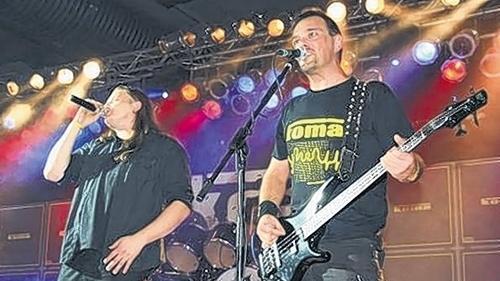 Zusammen mit der Coverband „Koma“ huldigten die Fans im Geodrom den Liedern der „Onkelz“. Zusammen mit der Coverband „Koma“ huldigten die Fans im Geodrom den Liedern der „Onkelz“.