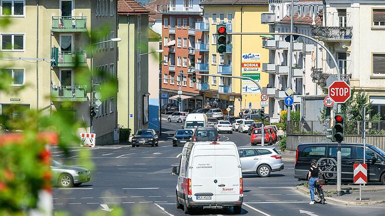 Verkehrsreiches Eck: Anfang 2024 beginnt die Sanierung der Eisenbahnbrücke an der Rottendorfer Straße. Die Straßenverbindung ins obere Frauenland und Hubland wird damit bis Ende 2026 unterbrochen sein. Verkehrsreiches Eck: Anfang 2024 beginnt die Sanierung der Eisenbahnbrücke an der Rottendorfer Straße. Die Straßenverbindung ins obere Frauenland und Hubland wird damit bis Ende 2026 unterbrochen sein.