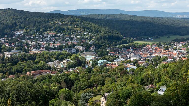 Von der Burgruine hat man einen herrlichen Ausblick über die Stadt, die Höhenzüge der Rhön und das Saaletal. Von der Burgruine hat man einen herrlichen Ausblick über die Stadt, die Höhenzüge der Rhön und das Saaletal.