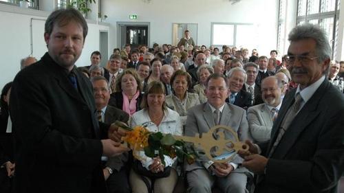 Architekt Dieter Röder (rechts) übergab einen symbolischen Schlüssel zum Abschluss des dritten Bauabschnitts am Forensischen Zentrum an Chefarzt Dr. Martin Flesch.FOTO KATHARINA Schwendinger - Architekt Dieter Röder (rechts) übergab einen symbolischen Schlüssel zum Abschluss des dritten Bauabschnitts am Forensischen Zentrum an Chefarzt Dr. Martin Flesch.FOTO KATHARINA Schwendinger Architekt Dieter Röder (rechts) übergab einen symbolischen Schlüssel zum Abschluss des dritten Bauabschnitts am Forensischen Zentrum an Chefarzt Dr. Martin Flesch.FOTO KATHARINA Schwendinger - Architekt Dieter Röder (rechts) übergab einen symbolischen Schlüssel zum Abschluss des dritten Bauabschnitts am Forensischen Zentrum an Chefarzt Dr. Martin Flesch.FOTO KATHARINA Schwendinger