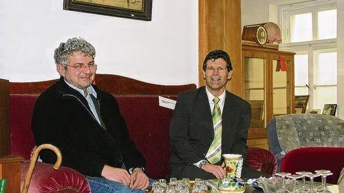 Nur gute Nachrichten hatte der Leiter des Gemündener Sozialkaufhauses „Intakt“, Michael Porzelt, beim Plausch auf dem Jugendstil-Sofa für Gemündens Bürgermeister Thomas Schiebel. Das Angebot und die Nachfrage übertreffen die Erwartungen. Nur gute Nachrichten hatte der Leiter des Gemündener Sozialkaufhauses „Intakt“, Michael Porzelt, beim Plausch auf dem Jugendstil-Sofa für Gemündens Bürgermeister Thomas Schiebel. Das Angebot und die Nachfrage übertreffen die Erwartungen.