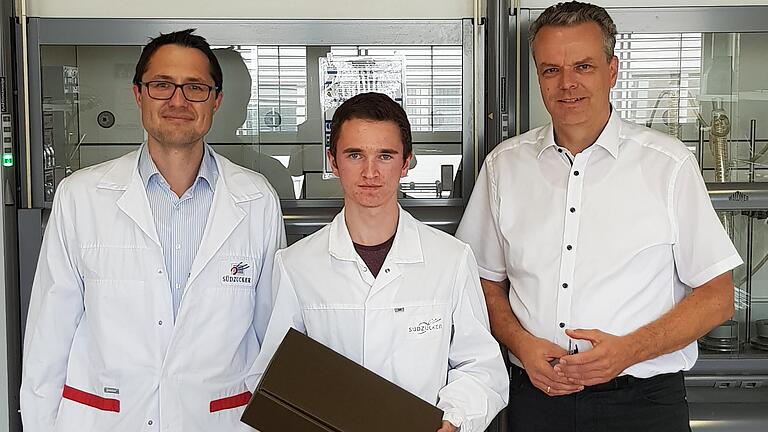 Markus Persike (links) und Stefan Mondel (rechts) freuen sich mit Jakob Laumeyer über dessen guten Abschluss. Markus Persike (links) und Stefan Mondel (rechts) freuen sich mit Jakob Laumeyer über dessen guten Abschluss.