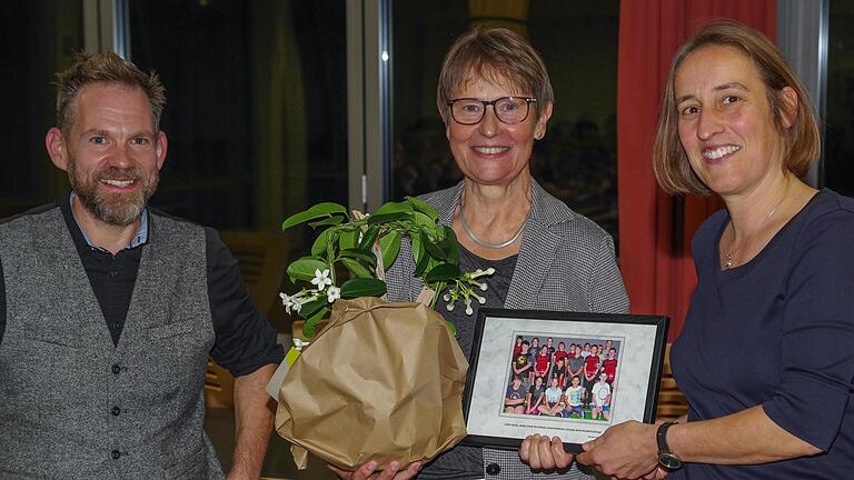 Anne Neumann (Mitte) übergab nach über 17 Jahren den Staffelstab an ihre Nachfolgerin als Vorsitzende Silvia Jetschni. Von Sportwart Frank Helmerich bekam Neumann als Dankeschön Blumen und ein Bild ihrer Trainingskinder. Anne Neumann (Mitte) übergab nach über 17 Jahren den Staffelstab an ihre Nachfolgerin als Vorsitzende Silvia Jetschni. Von Sportwart Frank Helmerich bekam Neumann als Dankeschön Blumen und ein Bild ihrer Trainingskinder.