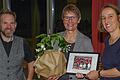 Anne Neumann (Mitte) übergab nach über 17 Jahren den Staffelstab an ihre Nachfolgerin als Vorsitzende Silvia Jetschni. Von Sportwart Frank Helmerich bekam Neumann als Dankeschön Blumen und ein Bild ihrer Trainingskinder.