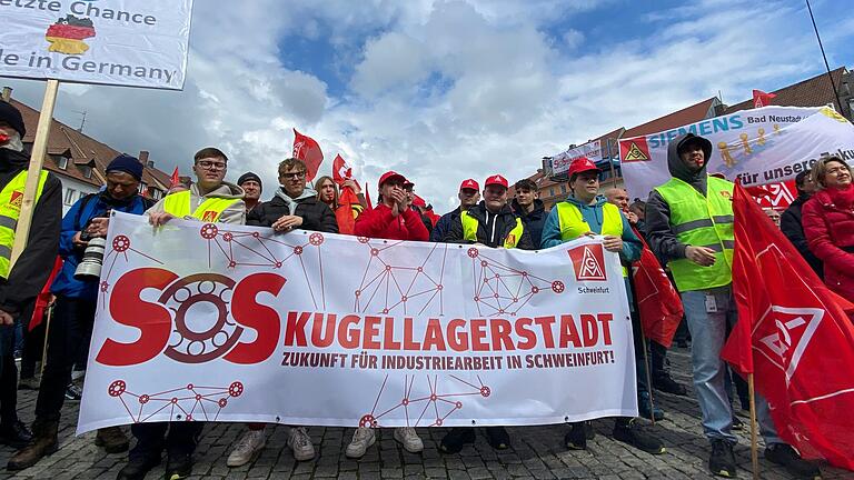 Bei der Großkundgebung der IG Metall auf dem Schweinfurter Marktplatz am 18. April gingen 5000 Menschen auf die Straße, aus Sorge vor der Zukunft ihrer Arbeitsplätze. Bei der Großkundgebung der IG Metall auf dem Schweinfurter Marktplatz am 18. April gingen 5000 Menschen auf die Straße, aus Sorge vor der Zukunft ihrer Arbeitsplätze.