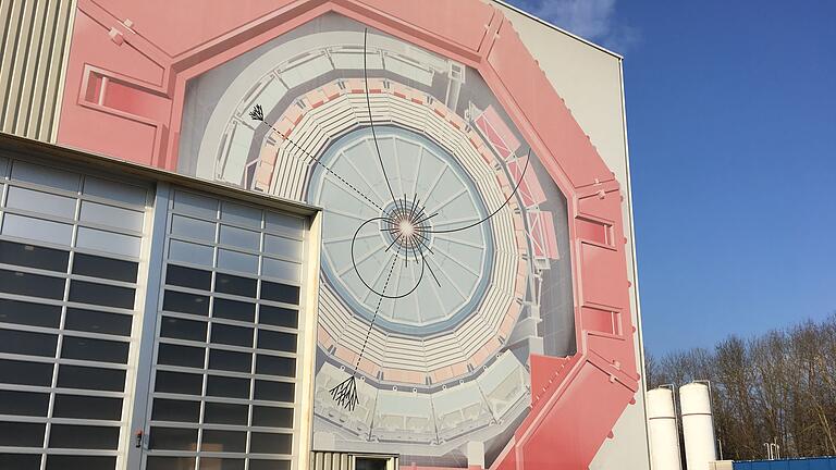 70 Jahre Cern - Die Dimension des Teilchenbeschleunigers LHC wird durch das Bild mit der Originalgröße an einem Gebäude des Cern sichtbar (Archivbild) 70 Jahre Cern - Die Dimension des Teilchenbeschleunigers LHC wird durch das Bild mit der Originalgröße an einem Gebäude des Cern sichtbar (Archivbild)