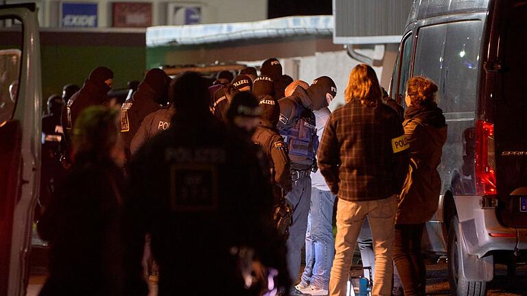 Großrazzia bei Kampfsportevent       -  Die Polizei nahm die Personalien von Teilnehmenden auf.