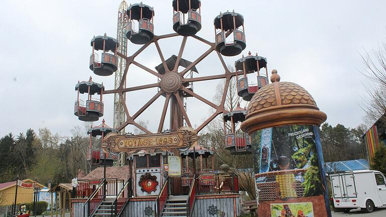 Ab sofort dreht es sich wieder, das nostalgische Riesenrad. Ab sofort dreht es sich wieder, das nostalgische Riesenrad.