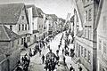 Hauptstraße 1906: Am linken Bildrand sind die Hofeinfahrt und ein Nebengebäude des früheren Spitals zu sehen.