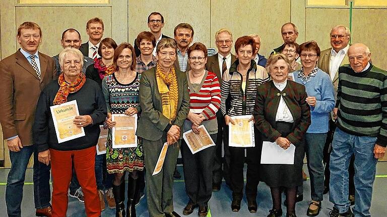 Die Geehrten bei der Jahreshauptversammlung des TVO mit Bürgermeister Peter Juks (links), den Vorstandsmitgliedern Klaus Ziegler und Hubert Karl (hinten von links) sowie Josef Gehring und Margarete Happe (vorne von rechts), die dem Verein seit 67 und 65 Jahren angehören.