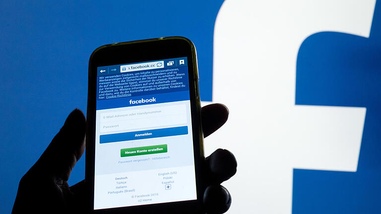 Prozess wegen Hasskommentar auf Facebook       -  ARCHIV - ILLUSTRATION - Die Anmelde-Startseite der Social Media-Plattform Facebook ist auf einem Handy zu sehen, aufgenommen am 11.12.2016 in München (Bayern). Am 21.03.2017 muss sich in Lübeck ein 28-Jähriger unter anderem wegen des Verdachts der Volksverhetzung vor dem Amtsgericht verantworten. Er soll im Juni 2016 nach einer Demonstration auf Facebook muslimische Demonstrationsteilnehmer beschimpft haben. Außerdem soll er laut Anklage die nationalsozialistische Gewaltherrschaft gebilligt und gerechtfertigt haben. (zu dpa 'Mann wegen Hasskommentar auf Facebook vor Gericht' vom 21.03.2017) Foto: Tobias Hase/dpa +++(c) dpa - Bildfunk+++ | Verwendung weltweit