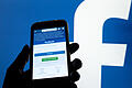 Prozess wegen Hasskommentar auf Facebook       -  ARCHIV - ILLUSTRATION - Die Anmelde-Startseite der Social Media-Plattform Facebook ist auf einem Handy zu sehen, aufgenommen am 11.12.2016 in München (Bayern). Am 21.03.2017 muss sich in Lübeck ein 28-Jähriger unter anderem wegen des Verdachts der Volksverhetzung vor dem Amtsgericht verantworten. Er soll im Juni 2016 nach einer Demonstration auf Facebook muslimische Demonstrationsteilnehmer beschimpft haben. Außerdem soll er laut Anklage die nationalsozialistische Gewaltherrschaft gebilligt und gerechtfertigt haben. (zu dpa 'Mann wegen Hasskommentar auf Facebook vor Gericht' vom 21.03.2017) Foto: Tobias Hase/dpa +++(c) dpa - Bildfunk+++ | Verwendung weltweit