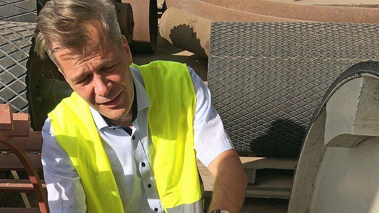 Dietmar Kohn, SKF-Kundenbetreuer für die AEM-Anhaltische Elektromotorenwerk Dessau GmbH, identifizierte mit Hilfe des SKF Brand Protection Teams ein bereits verbautes Generator-Lager sehr schnell als Fälschung &ndash; dank der SKF Authenticate-App.