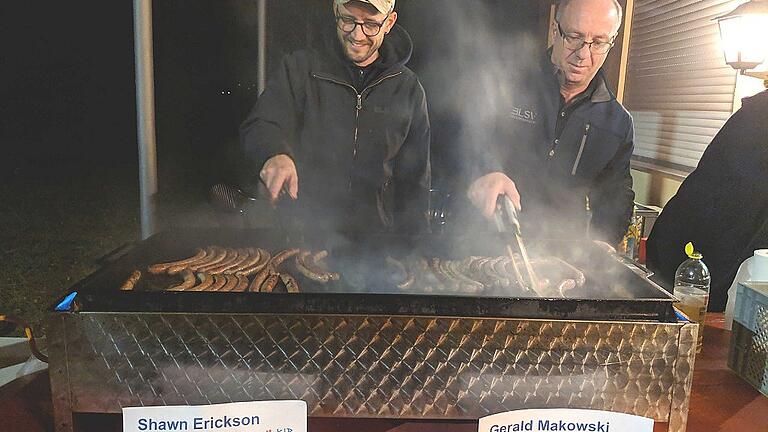 Die beiden KJR-Grillmeister Shawn Erickson und Gerald Makowski versorgten die Gäste der Vollversammlung beim Infoaustausch mit Bratwürsten.