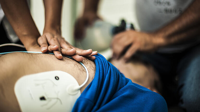Rianimazione - Erste Hilfe rettet Leben. Bei einem Herzstillstand kommt es auf jede Minute an. Bei der Reanimation können Laienhelfer auch Automatisierte Externe Defibrillatoren verwenden, mit deren Hilfe ein Herzkammerflimmern durch einen Stromstoß beendet wird und das Herz wieder zum regelmäßigen Schlagen gebracht werden kann. Rianimazione - Erste Hilfe rettet Leben. Bei einem Herzstillstand kommt es auf jede Minute an. Bei der Reanimation können Laienhelfer auch Automatisierte Externe Defibrillatoren verwenden, mit deren Hilfe ein Herzkammerflimmern durch einen Stromstoß beendet wird und das Herz wieder zum regelmäßigen Schlagen gebracht werden kann.
