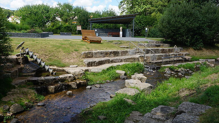Auch wenn der Bischofsheimer Wasserspielplatz mittlerweile wohl kein wirklicher Geheimtipp mehr ist, er bietet Wasserhungrigen und Familien immer neue Spielmöglichkeiten. Auch wenn der Bischofsheimer Wasserspielplatz mittlerweile wohl kein wirklicher Geheimtipp mehr ist, er bietet Wasserhungrigen und Familien immer neue Spielmöglichkeiten.